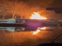 Küçükçekmece sahilde 2 tekne alev alev yandı