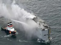 İngiltere'ye giden kargo gemisinde yangın