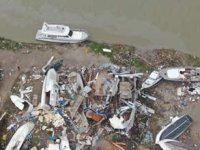 Antalya’da hortumun vurduğu tekneler vinçlerle kurtarılıyor