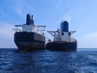 Malezya açıklarında yasa dışı petrol transferine müdahale