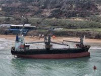 Sarıyer’de karaya oturan gemide hasar tespiti yapılıyor