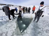 İSTE’li akademisyen ve öğrenciler buzla kaplı Çıldır Gölü'ne daldı