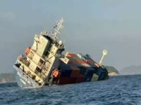 Tayland açıklarında tehlikeli madde taşıyan gemi battı