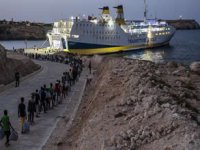 İtalya’dan göçmen gemilerine yönelik deniz ablukasına onay
