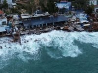 Kaş’ta fırtına limanı vurdu: Tekneler denize sürüklendi