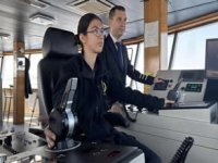 Maviliklere dümen kıran genç kadınlar