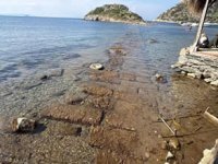 Deniz çekildi, adaya yürüyerek gidiyorlar