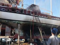 Antalya’da tersanede gulet tipi tekne yandı