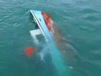 Gerze'de balıkçı teknesi kayalıklara çarparak battı