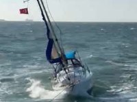 Sürüklenen yelkenlinin yardımına balıkçılar koştu