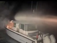 Kadıköy'de geceyi aydınlatan tekne yangını