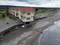 Karasu'da deniz 100 metre içeri girdi, villalar çöktü