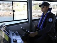 Deniz polisleri can kurtarmak için suyun altını üstüne getiriyor