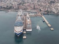 Kuşadası'na 2 kruvaziyerle 5 bin 297 turist geldi