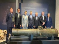 Aliağa’ya söküme gelen gemiden tarihi bronz top çıktı