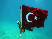 Fethiye'deTürk bayrağı bu kez su altında dalgalandı