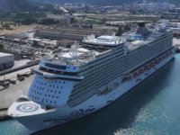 Aroya Cruise, Antalya Limanı'na demirledi