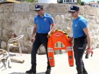 Deniz polisinden elektronik can simidiyle saniyeler içinde kurtarma