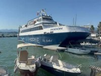 Fethiye’de demiri kopan feribot karaya oturdu
