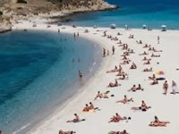 Sardinya'da plajda şemsiye açmak yasaklandı, tartışmalar büyüyor