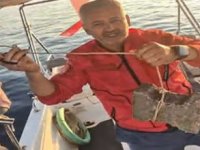 Kaplumbağanın ayağına kaldırım taşı bağlayıp denize atmışlar