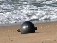 Avustralya'da plajda gizemli metal küreler ortaya çıktı