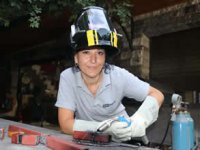 Antalya'da ayrıldığı tersaneye kaynakçı üniformasıyla döndü
