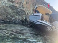 Marmaris’te sürüklenen tekne kayalıklara çarptı