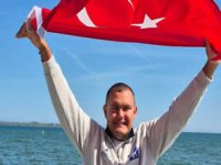 Otizmli sporcu Tuna Tunca 16 saat yüzdü, Kuzey Kanalı’nı geçti