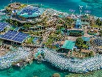 Deniz ortasında 150 bin adet pet şişe ile yüzen bir ada kurdu