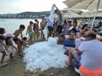 Bodrum'da sahile 2 ton buz döküldü!