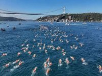 2 bin 500 sporcu İstanbul Boğazı’nda Asya'dan Avrupa'ya kulaç attı