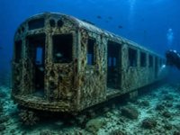 Eski metro vagonları deniz dibinde yapay resif oldu