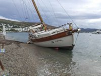 Bodrum'da fırtına tekneyi karaya sürükledi