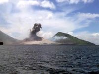 Pasifik'te sualtı yanardağı patladı, yeni bir ada oluştu