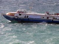 Bodrum'da fırtınanın sürüklediği deniz otobüsü karaya oturdu