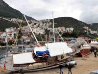 Kaş'ta fırtınanın vurduğu tekne sahipleri yaralarını sarmaya çalışıyor