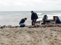 Bursa Karacabey'de sahile parçalanmış yat vurdu