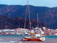 Lodos yüzünden demir tarayan yelkenli karaya oturdu