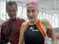 100 yaşındaki Japon nine  dünya yüzme rekoru kırdı