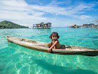 Malezya’da hayatlarını su üstünde  sürdüren kabile