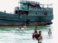 Malezya açıklarında göçmen teknesi battı: 13 ölü