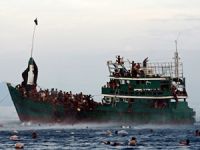 Myanmar sularında 727 göçmeni taşıyan tekne bulundu