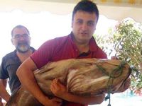 Marmarisli restoran işletmecisi, oltayla 30 kiloluk lagos yakaladı