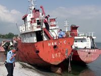 Tütünçiftlik'te atıl durumdaki gemide yangın çıktı