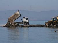 Balıkesir, Altınova'da sezon öncesi mendirek inşaatına tatilcilerden tepki