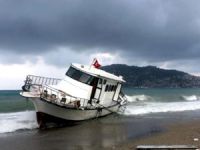 Alanya'da kaçak göçmen taşıyan tekne karaya oturdu