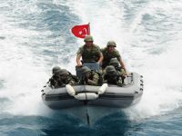 Türk Deniz Kuvvetlerinin amfibi hücum timleri korsanlara karşı eğitiliyor