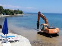 Mavi Bayraklı plajda iş makineli çalışmaya vatandaş engeli