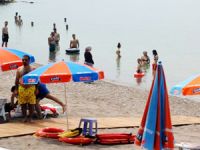 Plajda İstiklal Marşı okununca, herkes ayağa fırladı